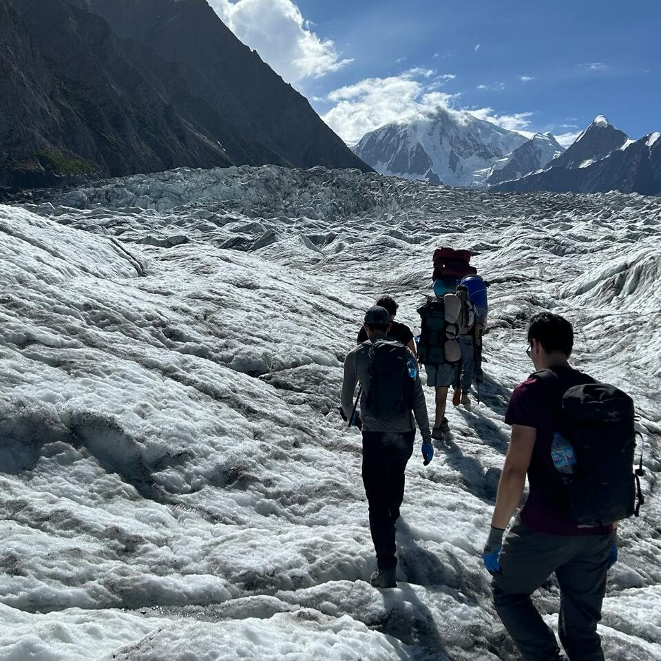 Hikers crosing patundas glacier